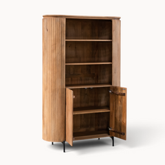 Aika Tansu wandkast in naturel hout met afgeronde zijkanten, open planken en kastdeuren op slanke zwarte poten.