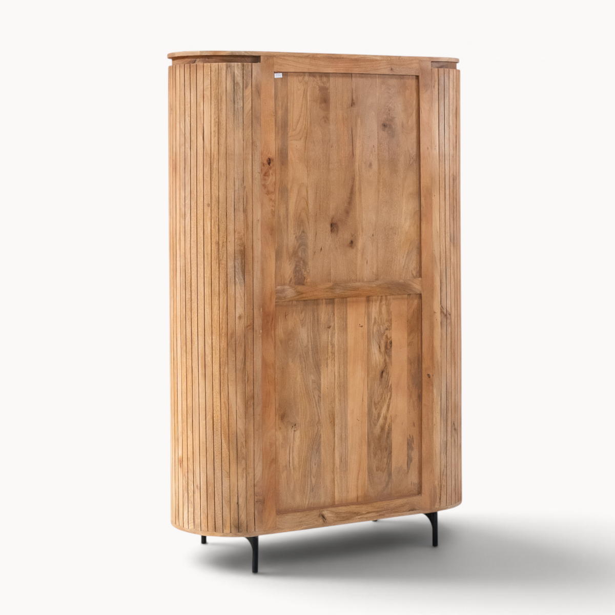 Aika Tansu wandkast van natuurlijk hout met geribbelde zijkanten en slanke zwarte metalen poten