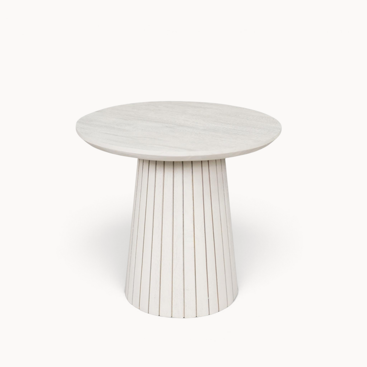 Aika Tansu salontafel in zandkleur met een rond blad en een geribbelde, kegelvormige houten voet.