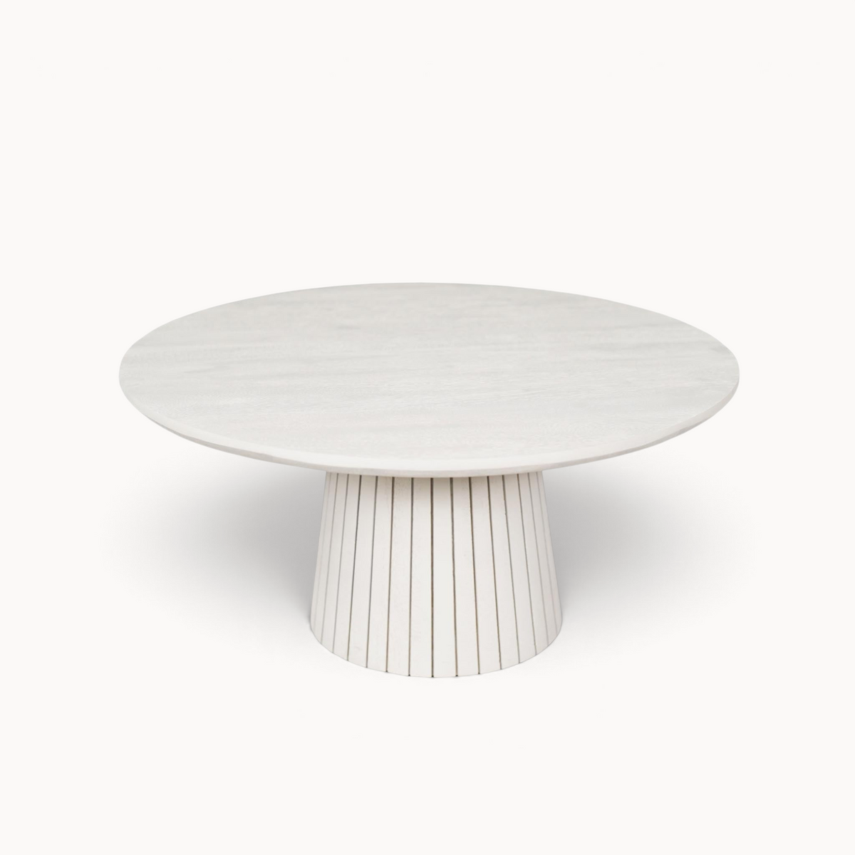 Aika Tansu salontafel in zandkleur met een rond blad en een geribbelde cilindervormige voet