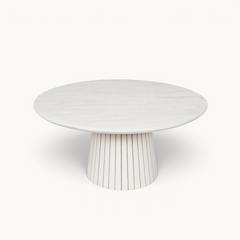 Aika Tansu salontafel in zandkleur met een rond blad en een geribbelde cilindervormige voet