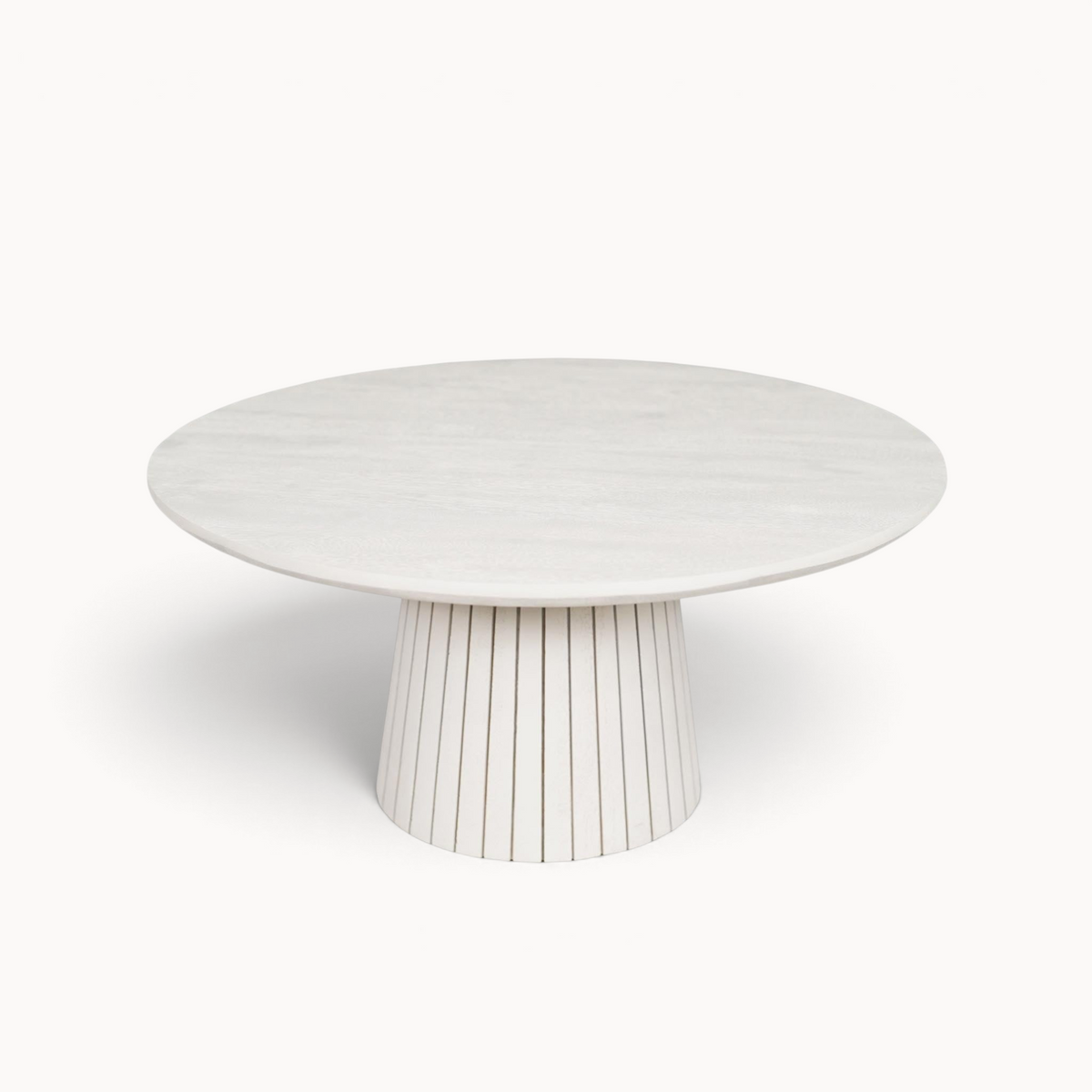Aika Tansu salontafel in zandkleur met een rond houten blad en een geribbelde cilindrische voet