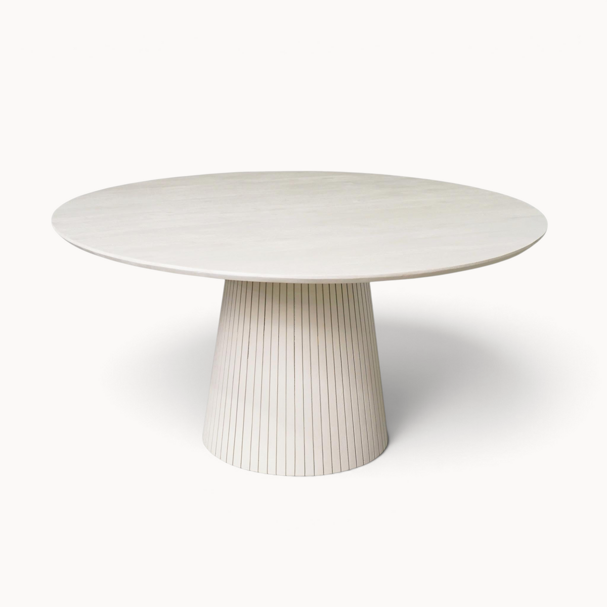 Aika ronde eettafel Tansu in zandkleur met een modern geribbeld voetstuk en een minimalistisch rond tafelblad