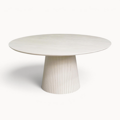 Aika ronde eettafel Tansu in zandkleur met een modern geribbeld voetstuk en een minimalistisch rond tafelblad
