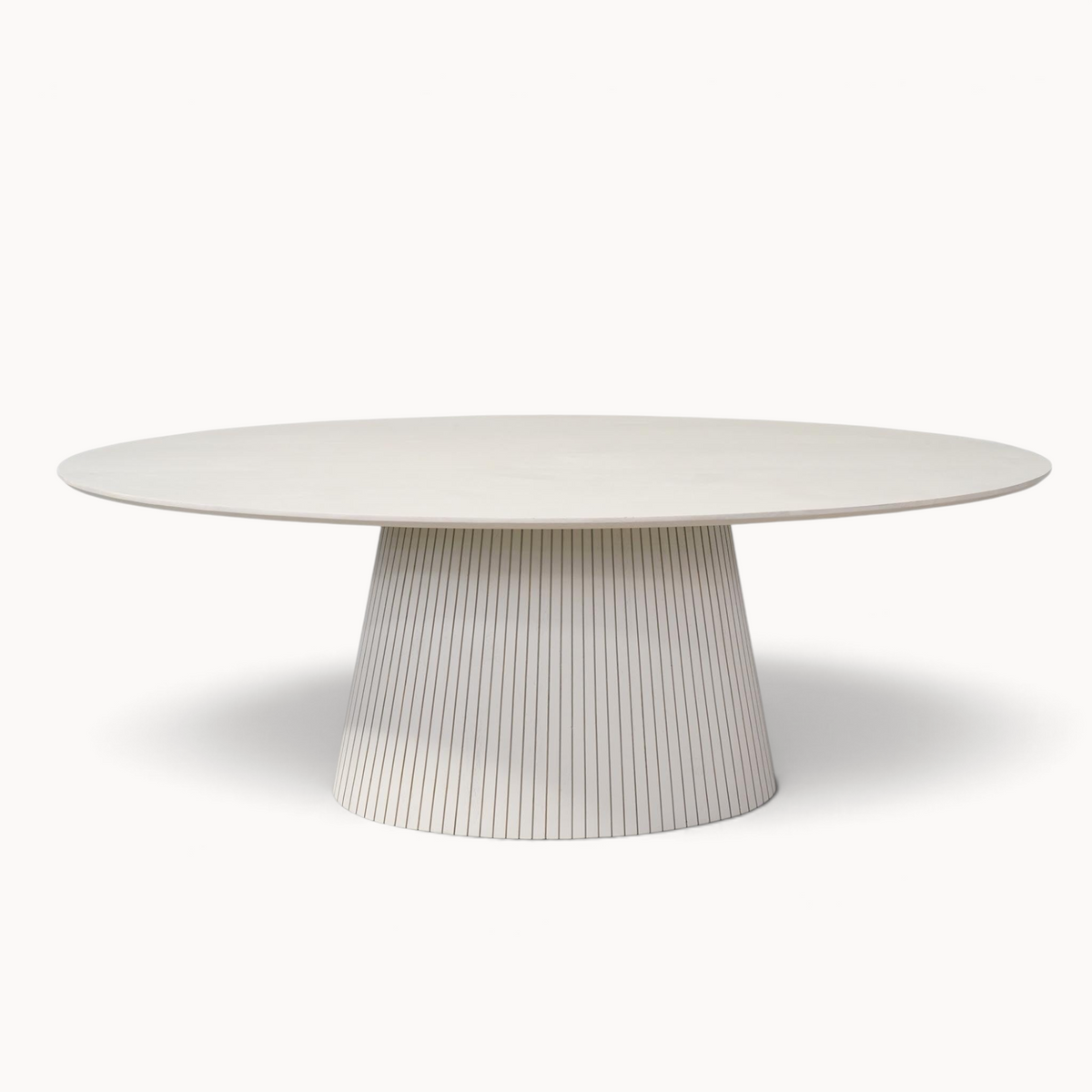 Aika Tansu ovale eettafel in zandkleur met een modern geribbeld voetstuk voor een stijlvol interieur.