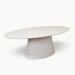 Aika Tansu ovale eettafel in zandkleur met een modern geribbeld onderstel op een witte achtergrond