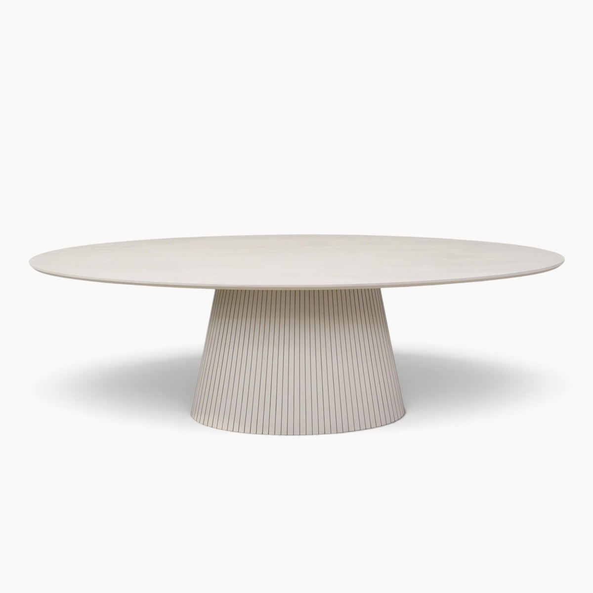 Aika Tansu ovale eettafel in zandkleur met een elegant geribbeld voetstuk voor een modern interieur