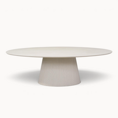 Aika Tansu ovale eettafel in zandkleur met een elegant geribbeld voetstuk voor een modern interieur