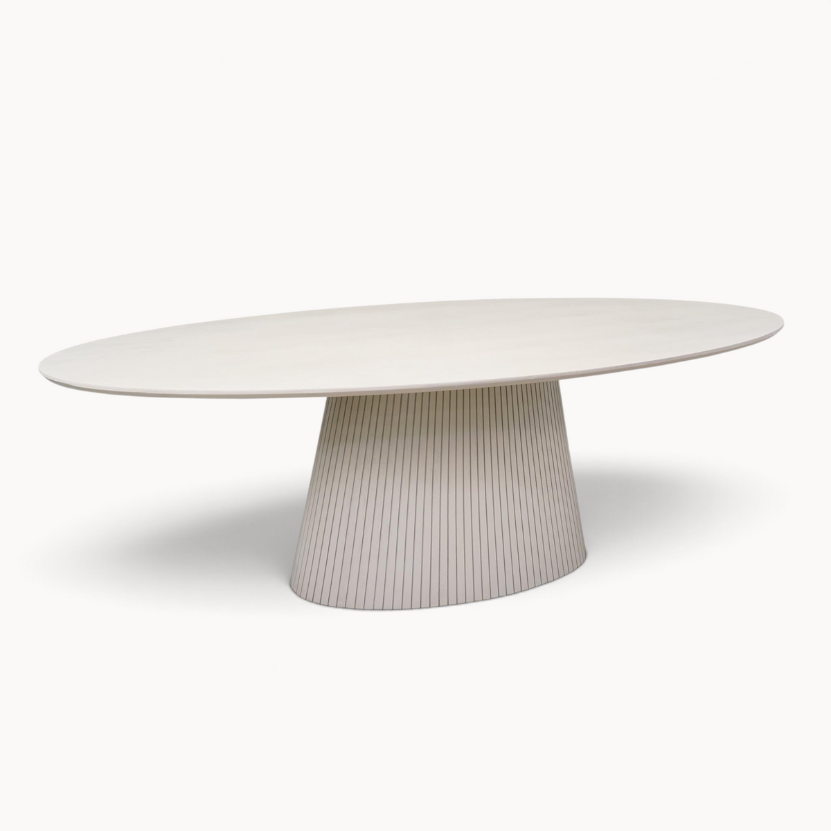 Aika Tansu ovale eettafel in zandkleur met een elegant geribbeld voetstuk voor een modern interieur.