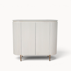 Aika Tansu kabinet kast in zandkleur met geribbelde deuren en slanke metalen poten voor een modern interieur.