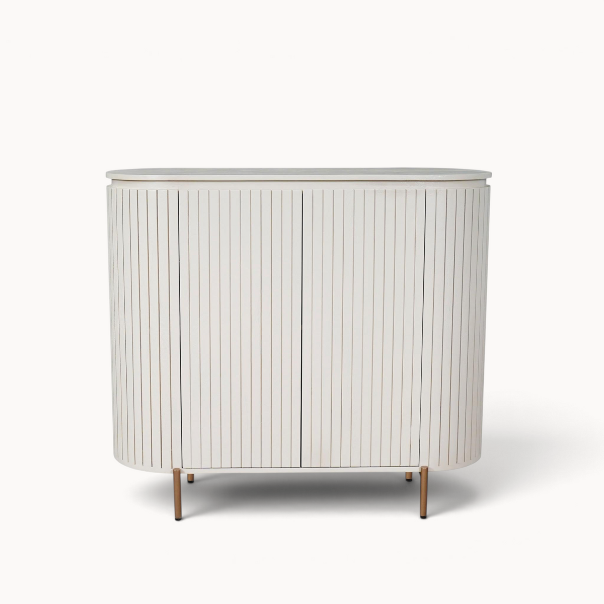 Aika Tansu kabinet kast in zandkleur met geribbelde deuren en slanke metalen poten voor een modern interieur.