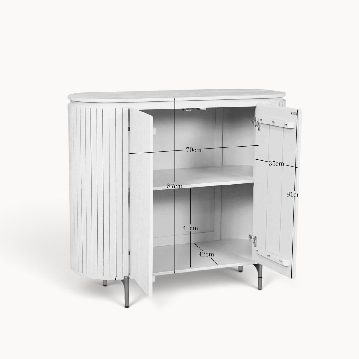 Aika Tansu Zand kabinet kast in zandkleur met geribbelde deuren en afmetingen weergegeven op een witte achtergrond.