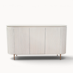 Aika Tansu dressoir in zandkleur met een geribbeld houten ontwerp en slanke metalen poten