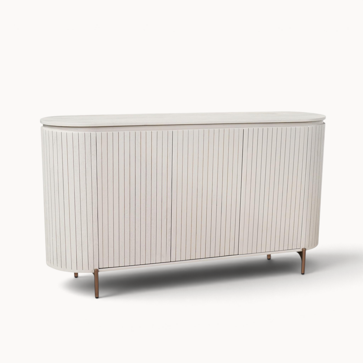 Aika Tansu dressoir in zandkleur met een geribbeld houten ontwerp en slanke metalen poten