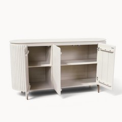Aika Tansu dressoir in zandkleur met afgeronde hoeken, latjesstructuur en openstaande deuren met legplanken.
