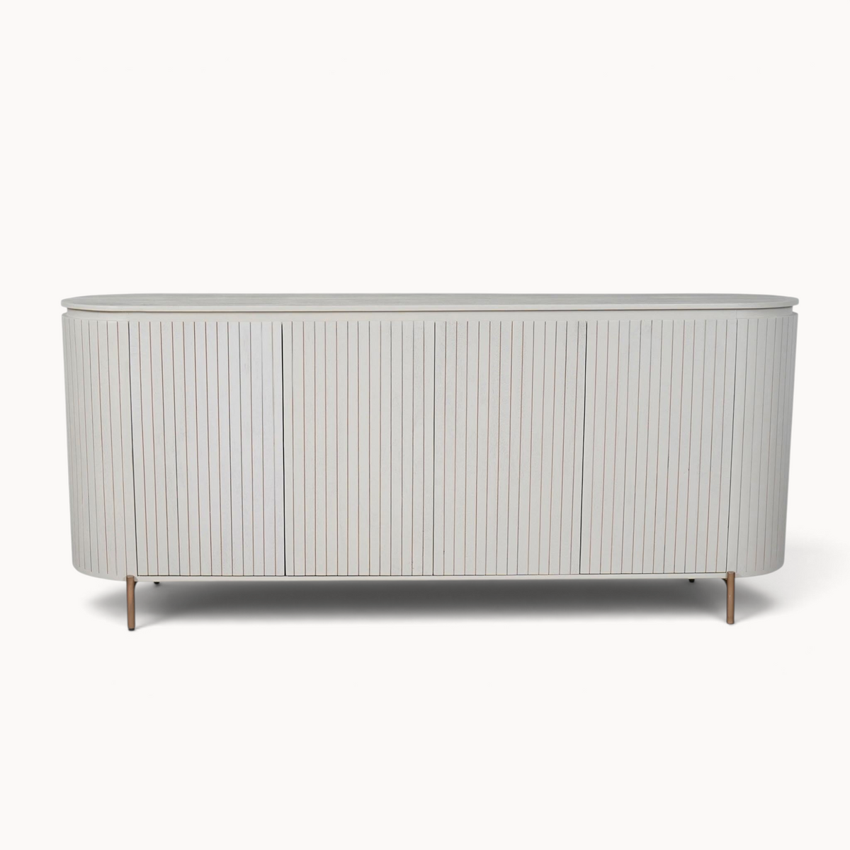 Aika Tansu dressoir in zandkleur met een geribbeld ontwerp en slanke metalen poten voor een modern interieur.