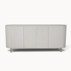 Aika Tansu dressoir in zandkleur met een geribbeld ontwerp en slanke metalen poten voor een modern interieur.