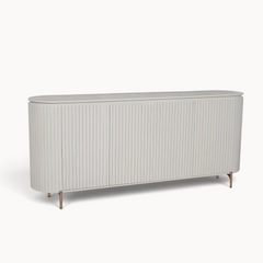 Aika Tansu dressoir in zandkleur met een geribbeld ontwerp en slanke metalen poten voor een modern interieur.