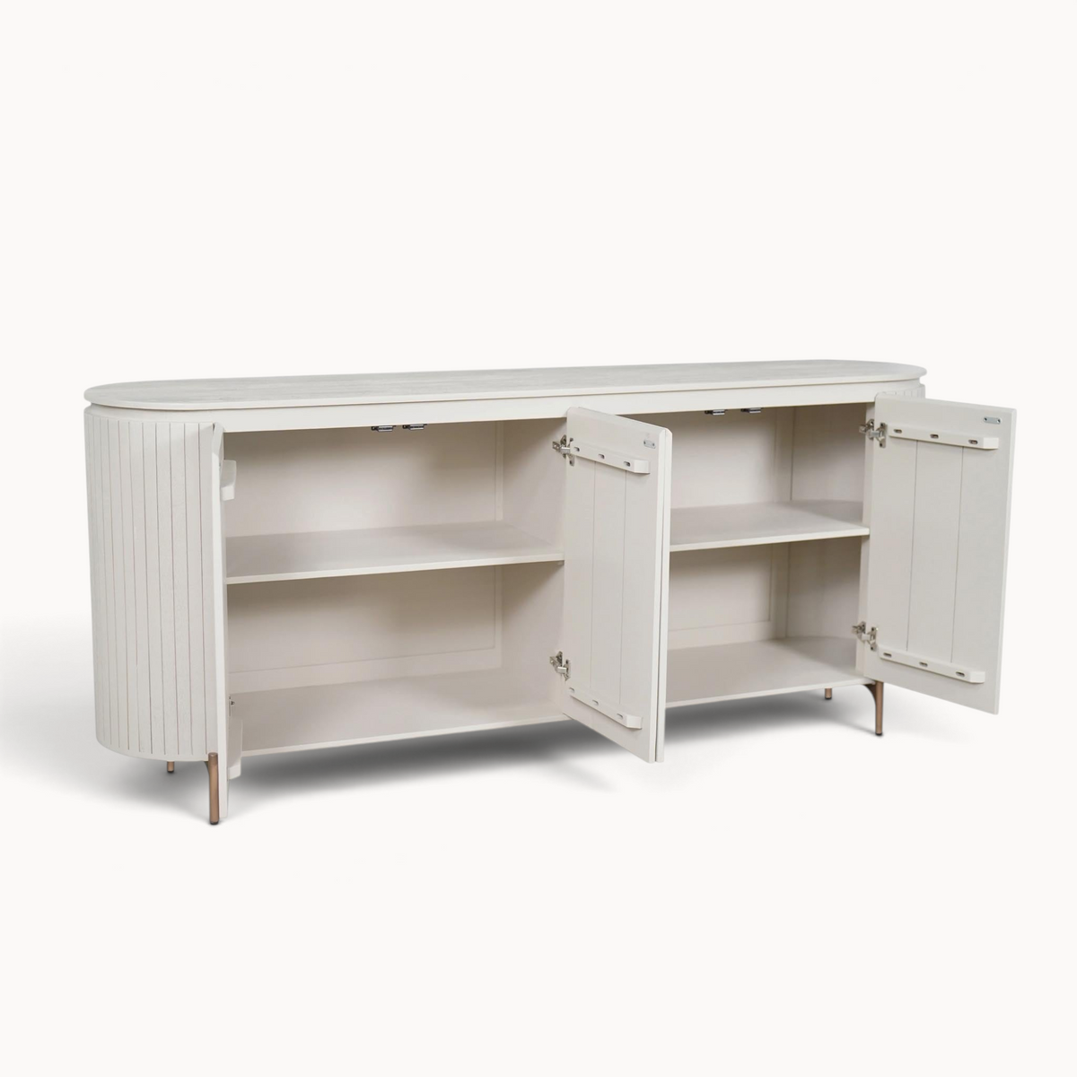 Aika Tansu dressoir in zandkleur met geribbelde deuren en open kastruimte met legplanken op slanke metalen poten