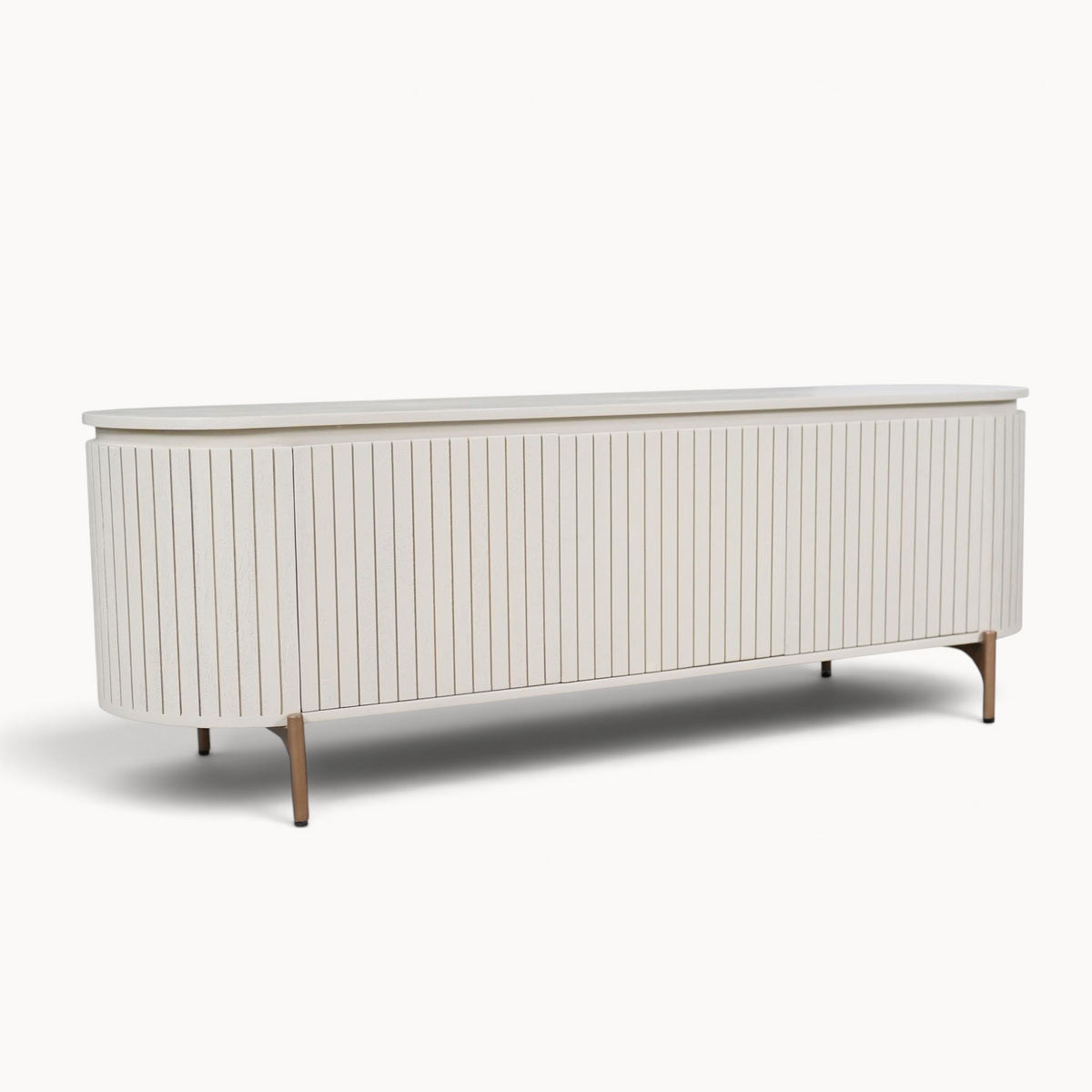 Aika Tansu tv-meubel in zandkleur met afgeronde hoeken, verticale latten en elegante metalen poten.