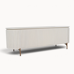 Aika Tansu tv-meubel in zandkleur met afgeronde hoeken, verticale latten en elegante metalen poten.