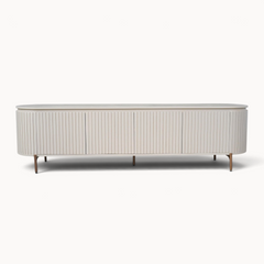 Aika Tansu tv-meubel in zandkleur met een geribbeld design en slanke houten poten voor een modern interieur.
