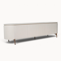 Aika Tansu tv-meubel in zandkleur met een modern geribbeld ontwerp en slanke metalen poten.