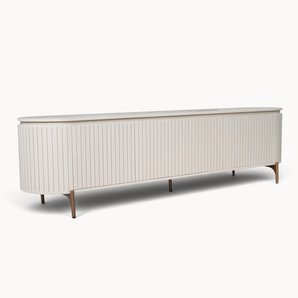 Aika Tansu tv-meubel in zandkleur met een modern geribbeld ontwerp en slanke metalen poten.
