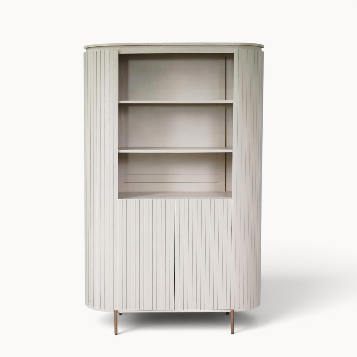 Aika Tansu wandkast in zandkleur met afgeronde hoeken, verticale latten en open schappen boven twee deurtjes.