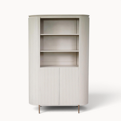 Aika Tansu wandkast in zandkleur met afgeronde hoeken, verticale latten en open schappen boven twee deurtjes.
