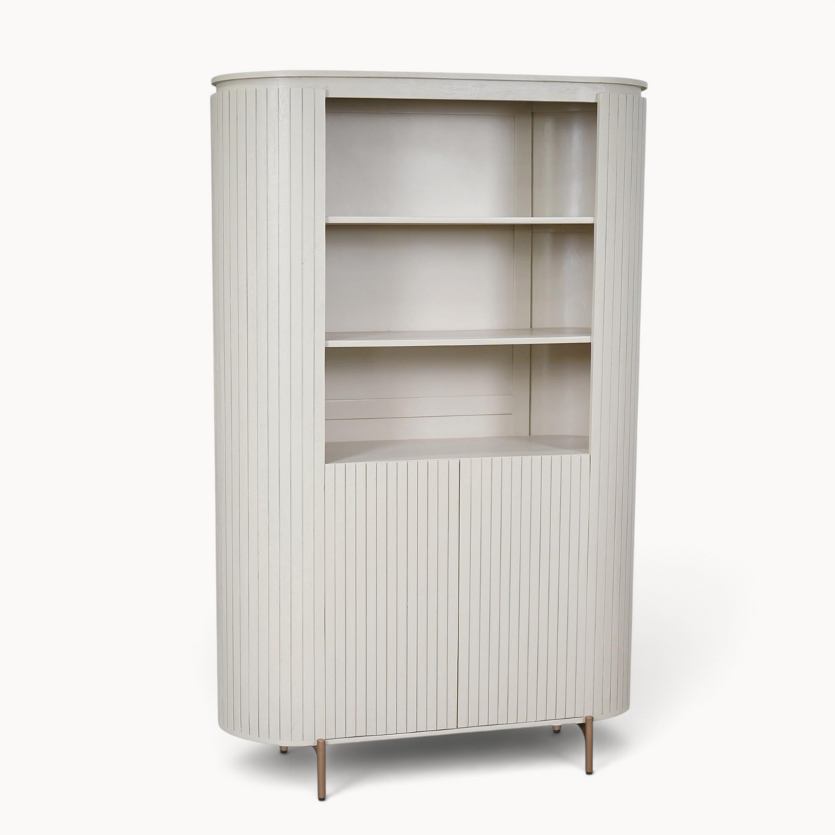 Aika Tansu wandkast in zandkleur met afgeronde hoeken, verticale latten en open planken boven twee gesloten deuren.