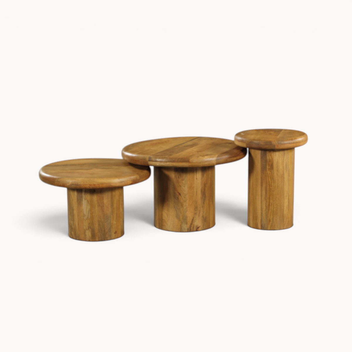 Aika Kumi salontafel set van drie ronde tafels gemaakt van natuurlijk bruin mangohout met een robuust design