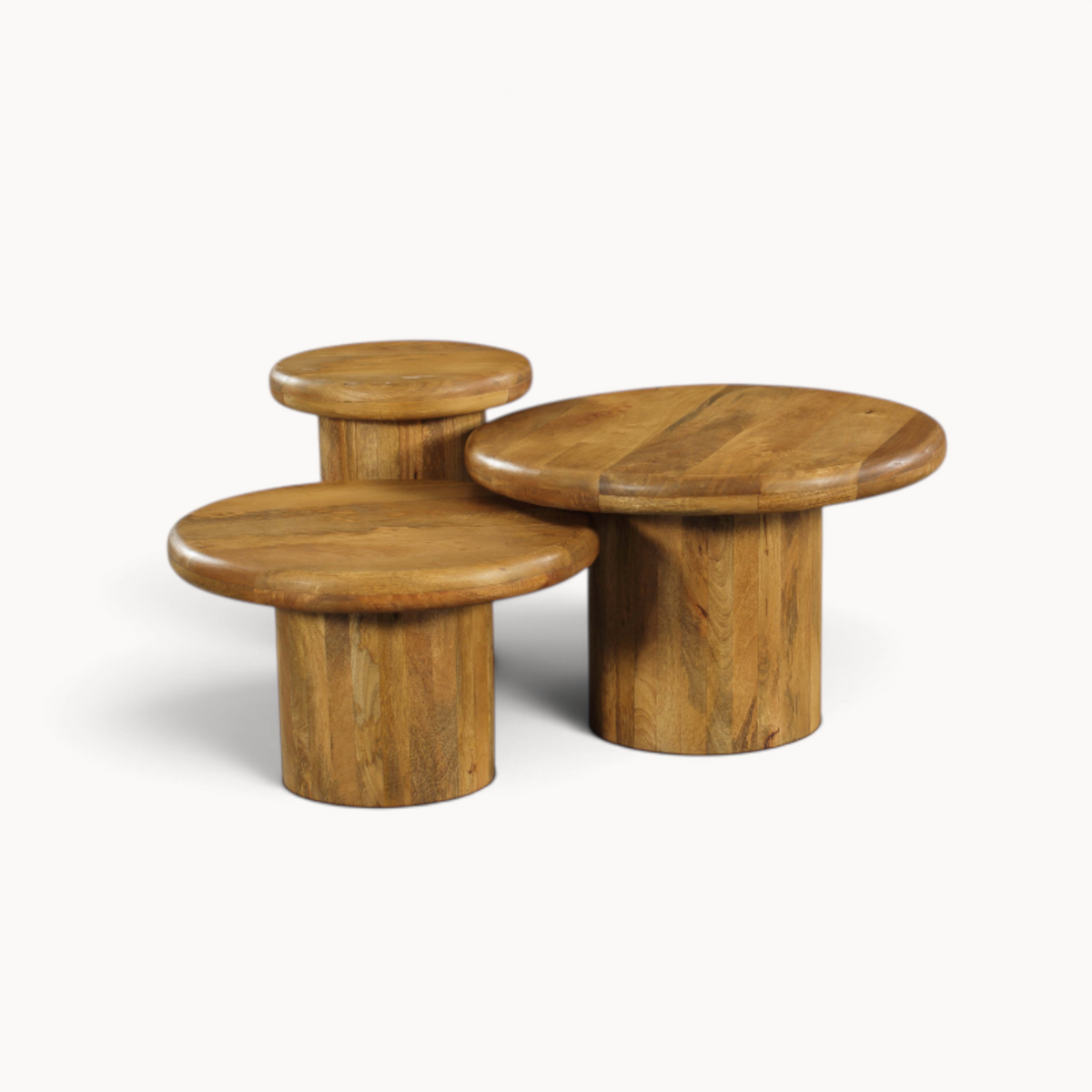 Aika Kumi salontafel set van drie ronde tafels gemaakt van natuurlijk bruin mangohout met een robuust ontwerp