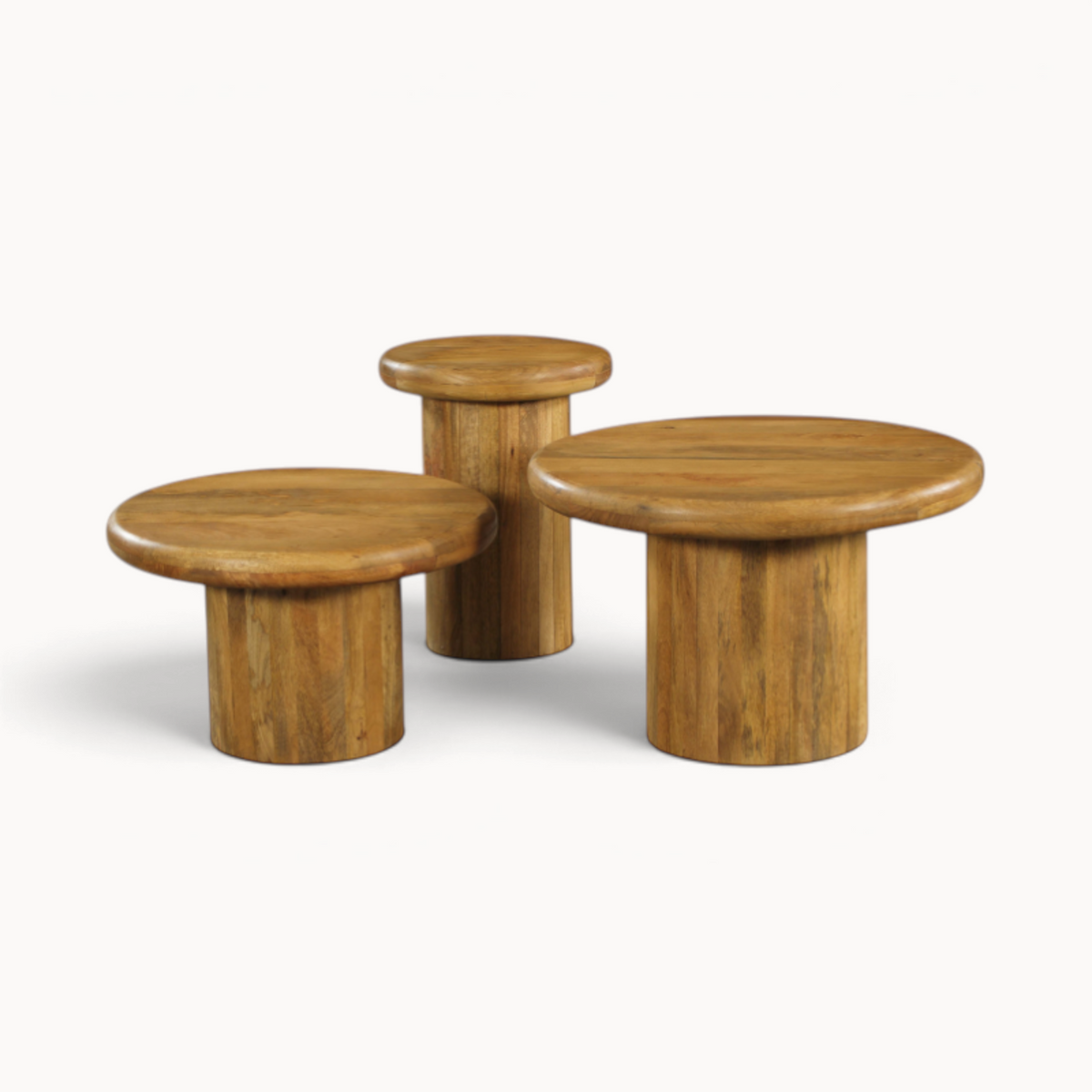 Aika Kumi salontafel set van drie ronde houten tafels met een natuurlijke afwerking en robuuste cilindrische poten.