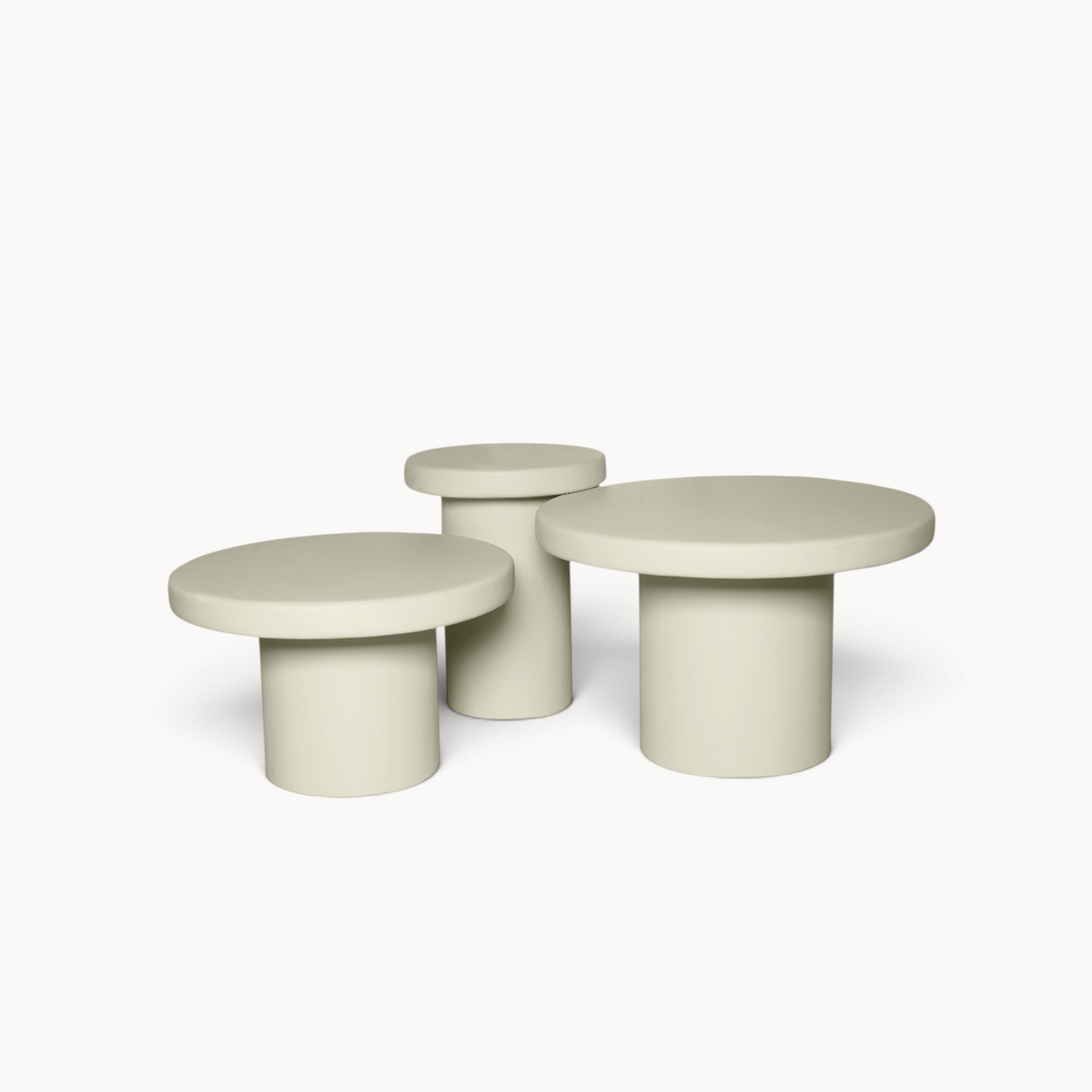 Aika Kumi salontafel set met drie ronde beige tafels in minimalistisch design op een witte achtergrond