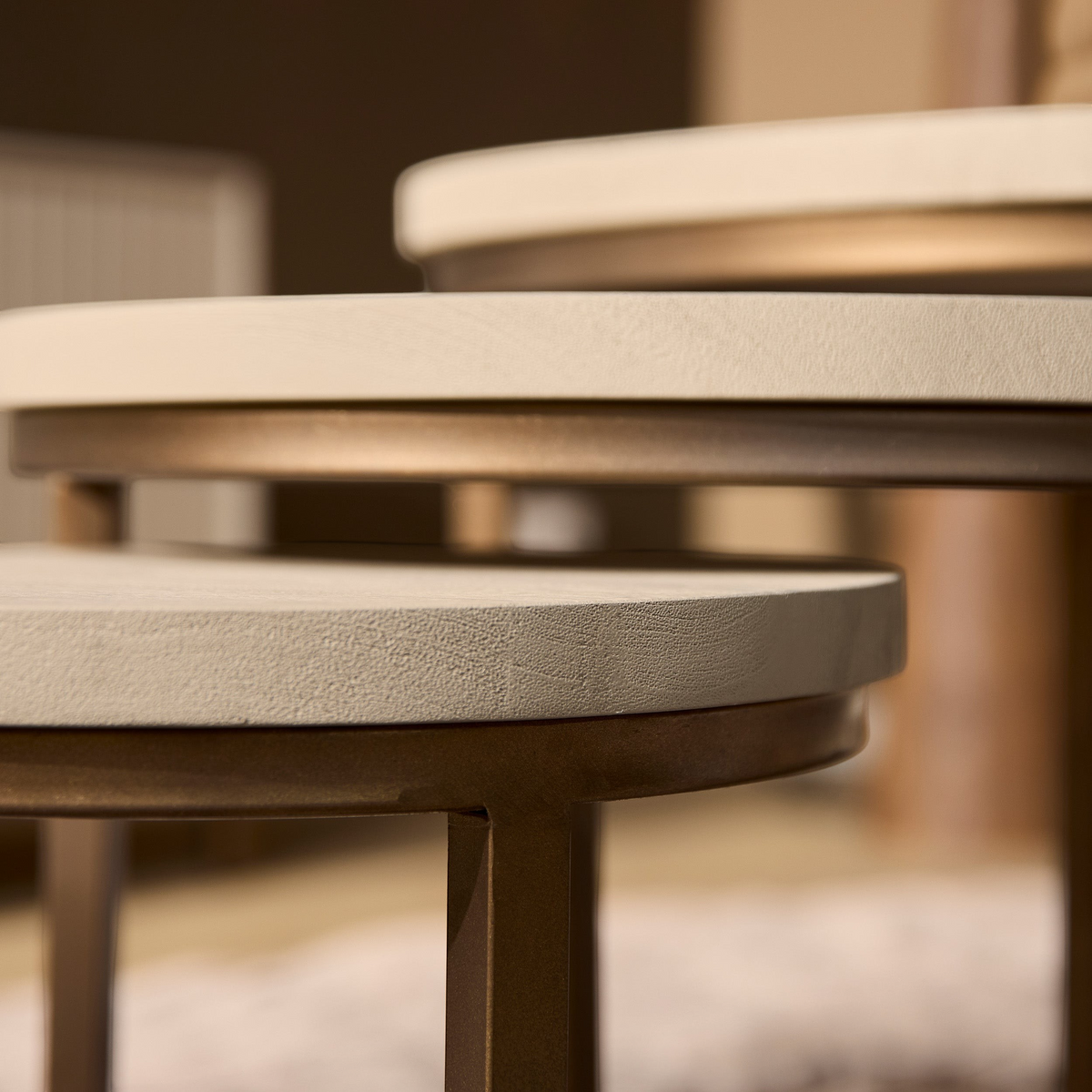 Aika Sova salontafel set in zandkleur met ronde bladen en een elegant bronzen metalen onderstel