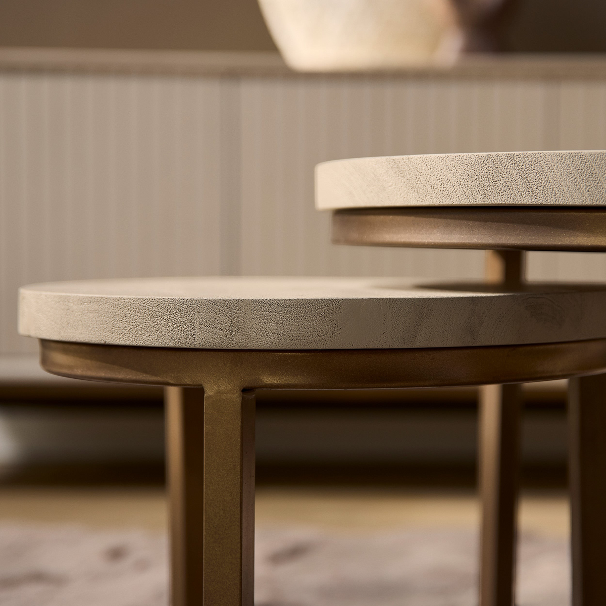 Aika Sova salontafel set in zandkleur met ronde houten bladen en een elegant goudkleurig metalen onderstel