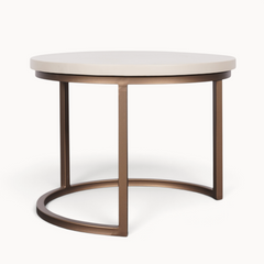 Aika Sova salontafel in zandkleur met een rond tafelblad en een modern bruin metalen onderstel