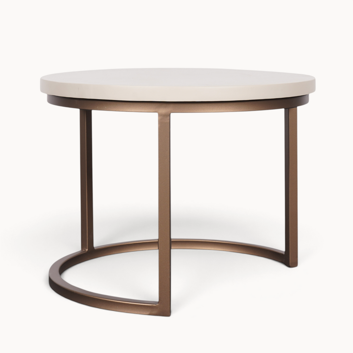 Aika Sova salontafel in zandkleur met een rond tafelblad en een modern bruin metalen onderstel