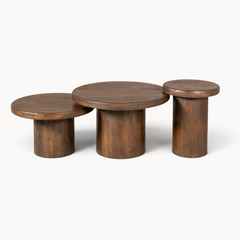 Aika salontafel set Kumi bestaande uit drie ronde tafels van donkerbruin hout met een robuust cilindrisch ontwerp.