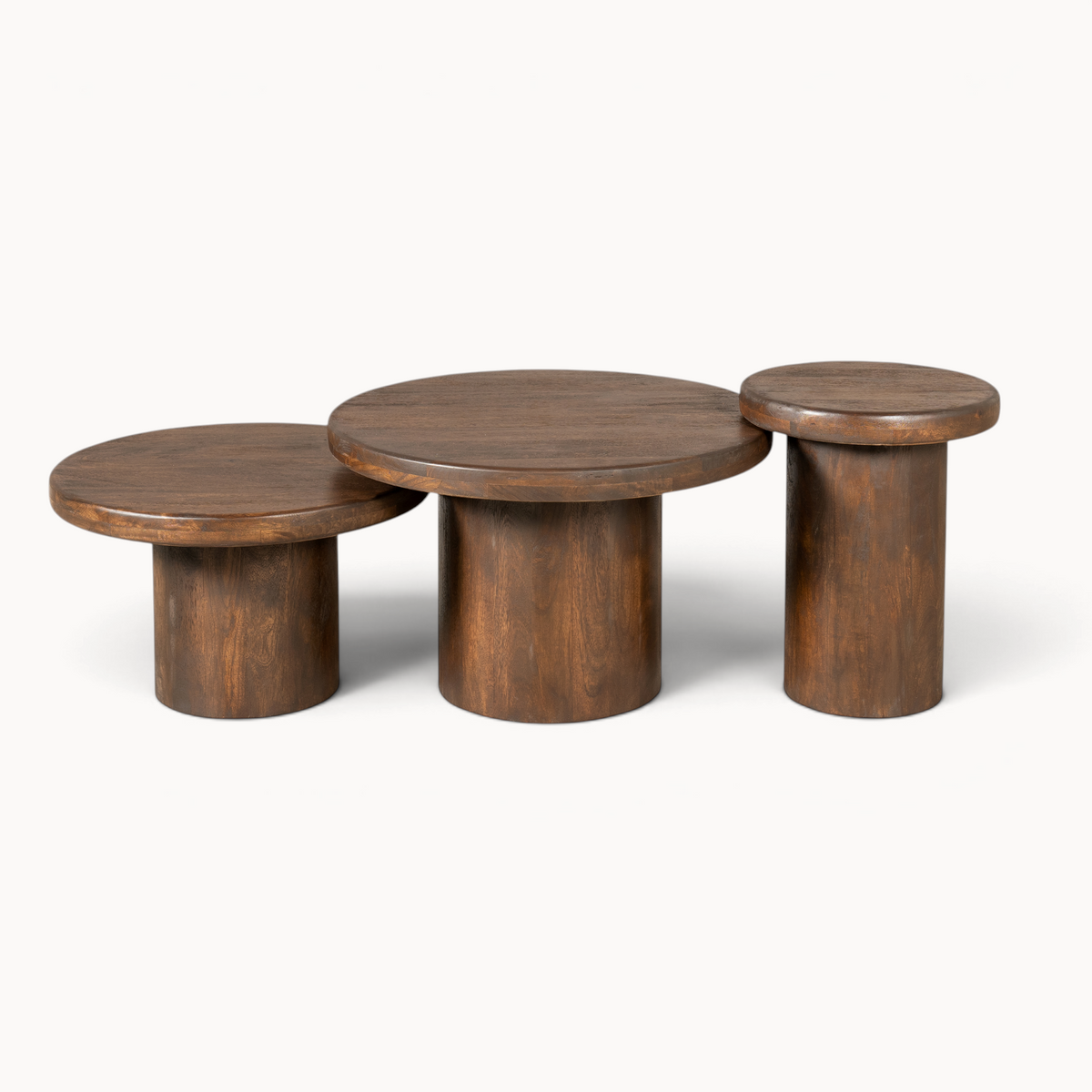 Aika salontafel set Kumi bestaande uit drie ronde tafels van donkerbruin hout met een robuust cilindrisch ontwerp.