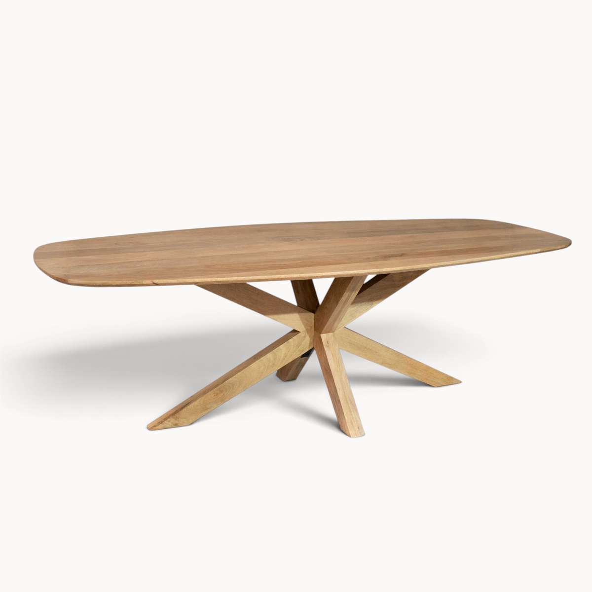 Aika Nina ovaalvormige eettafel van licht eikenhout met een uniek kruisvormig onderstel