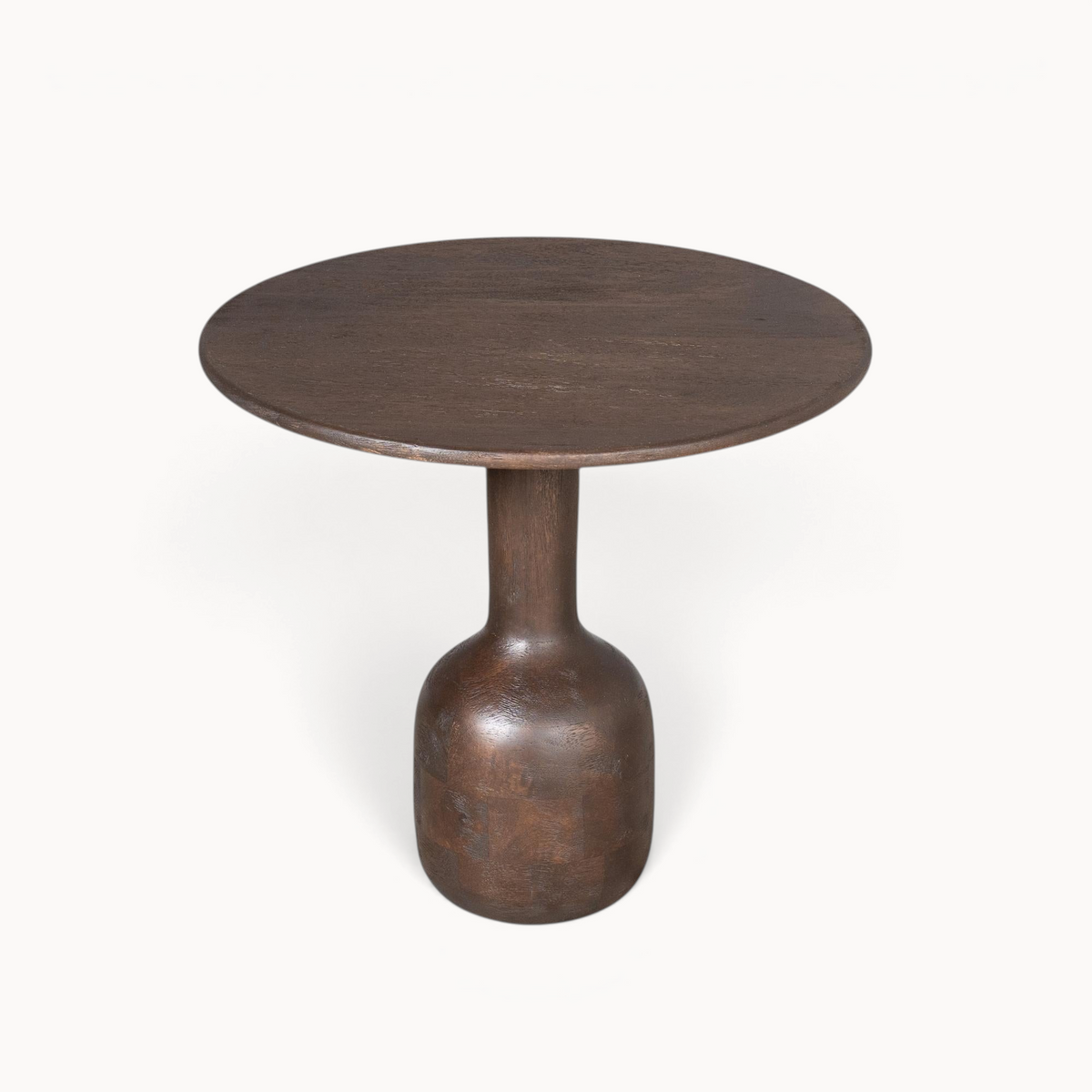 Aika Bijzettafel Stomp, een ronde donkerbruine houten bijzettafel met een unieke sculpturale voet.
