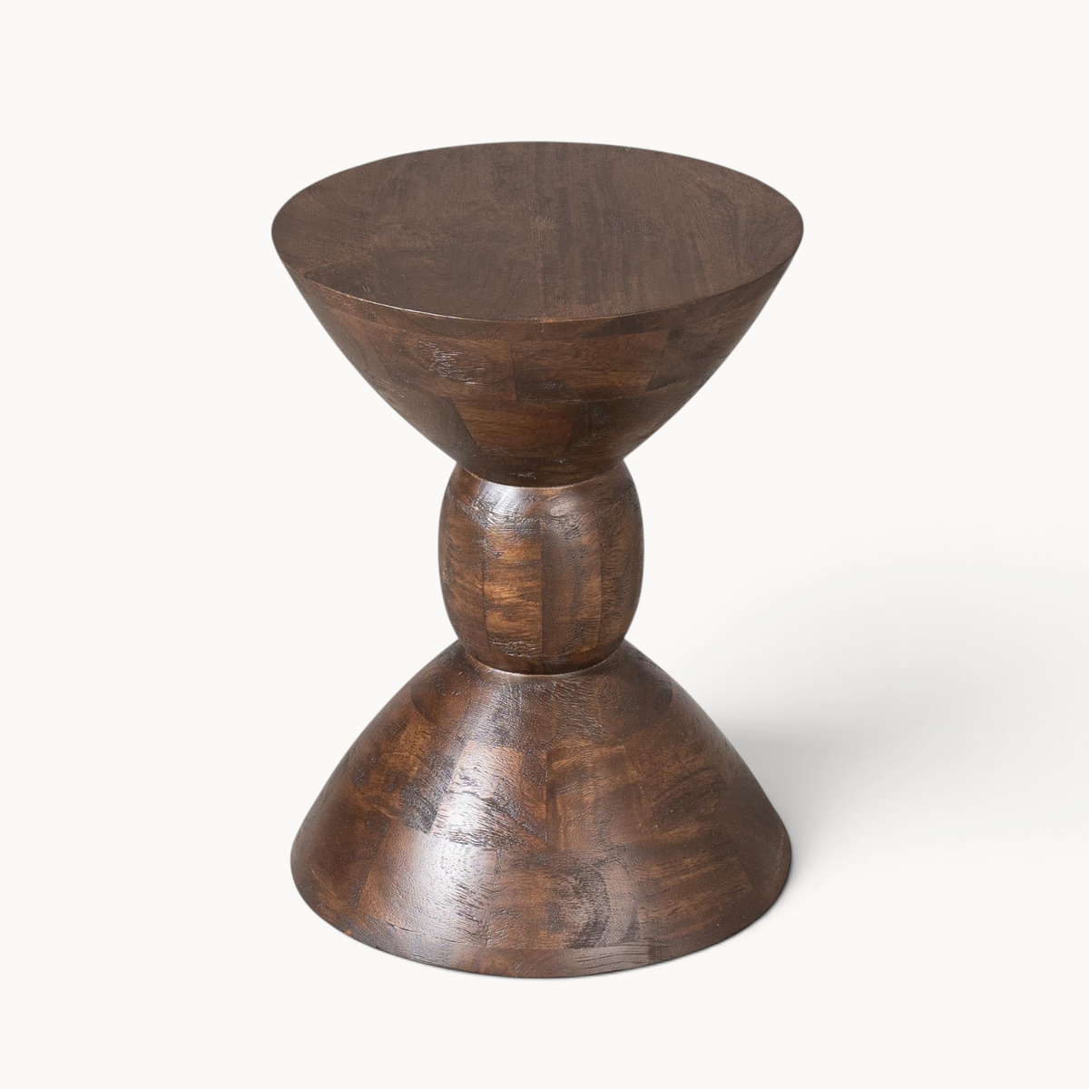 Aika bijzettafel kruk van donkerbruin hout met een uniek zandloperontwerp en een gladde afwerking.