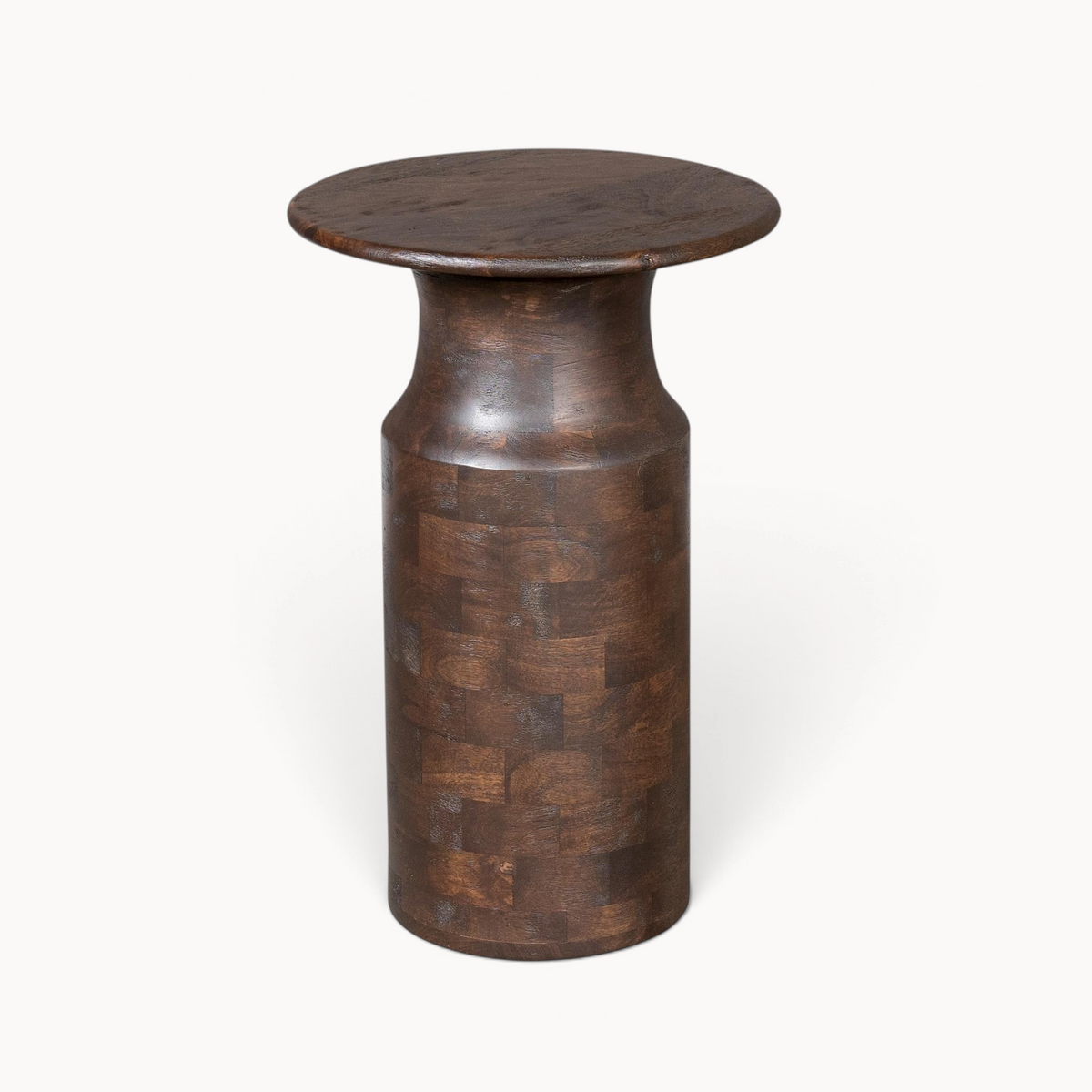 Aika Bijzettafel Blok van donkerbruin hout met een cilindrische voet en een rond tafelblad