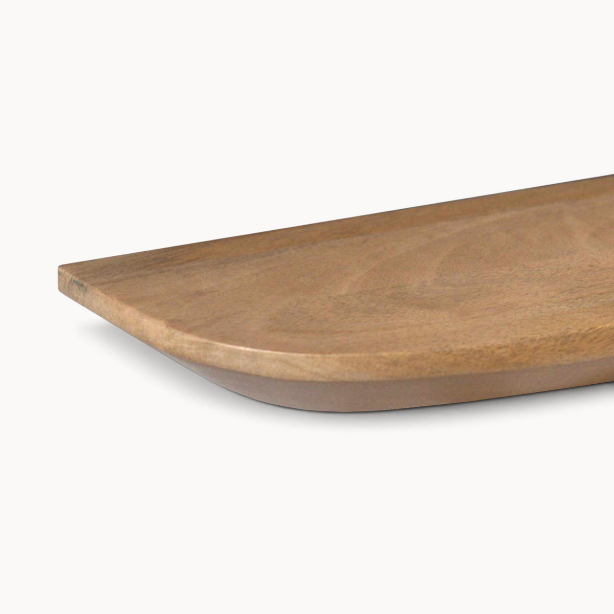 Aika wandplank Nis van bruin hout met een afgeronde rand, detailopname van de houten plank.