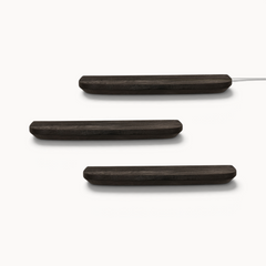 Aika set van drie donkerhouten wandplanken met een minimalistisch en afgerond nisontwerp tegen een witte achtergrond.