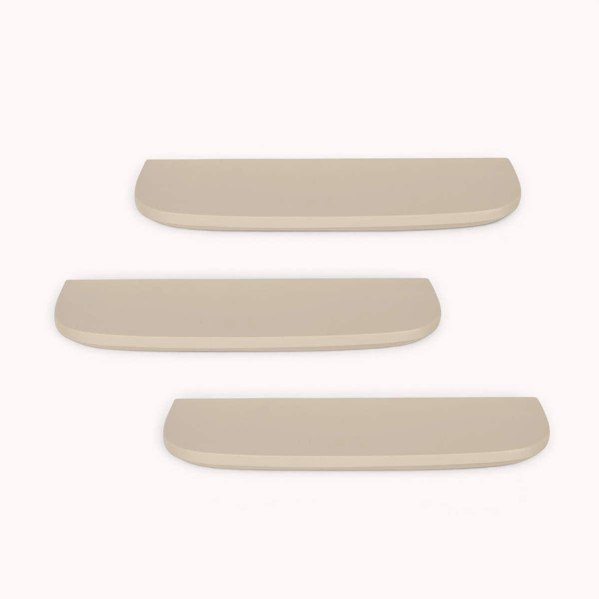 Aika set van drie beige wandplanken met afgeronde hoeken voor een moderne muurdecoratie