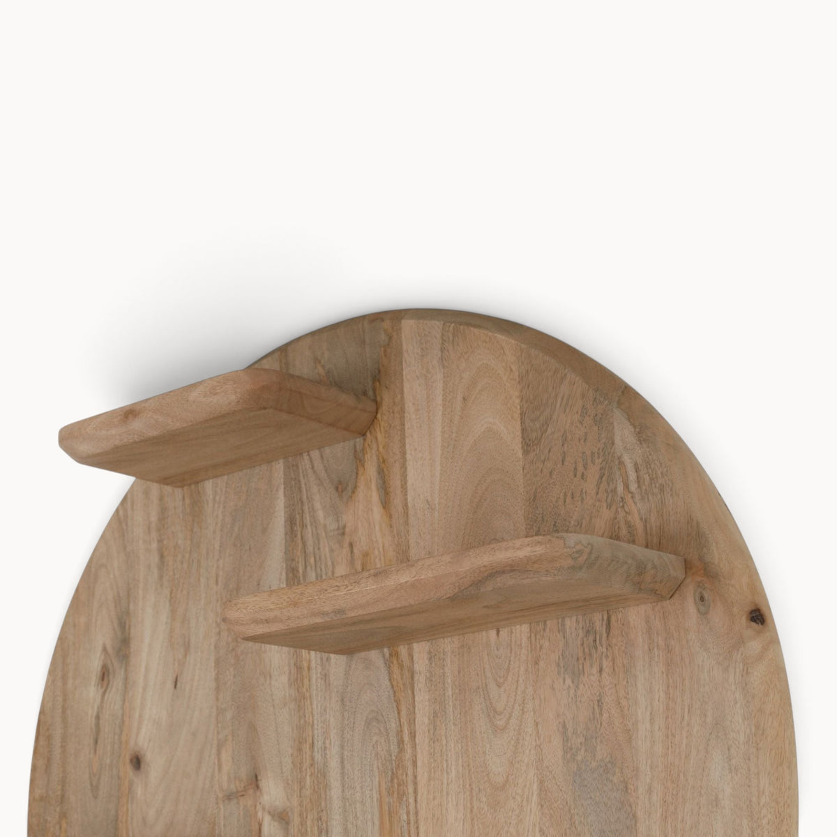Aika wandrek Kier van rond lichtbruin hout met twee kleine wandplanken tegen een witte achtergrond