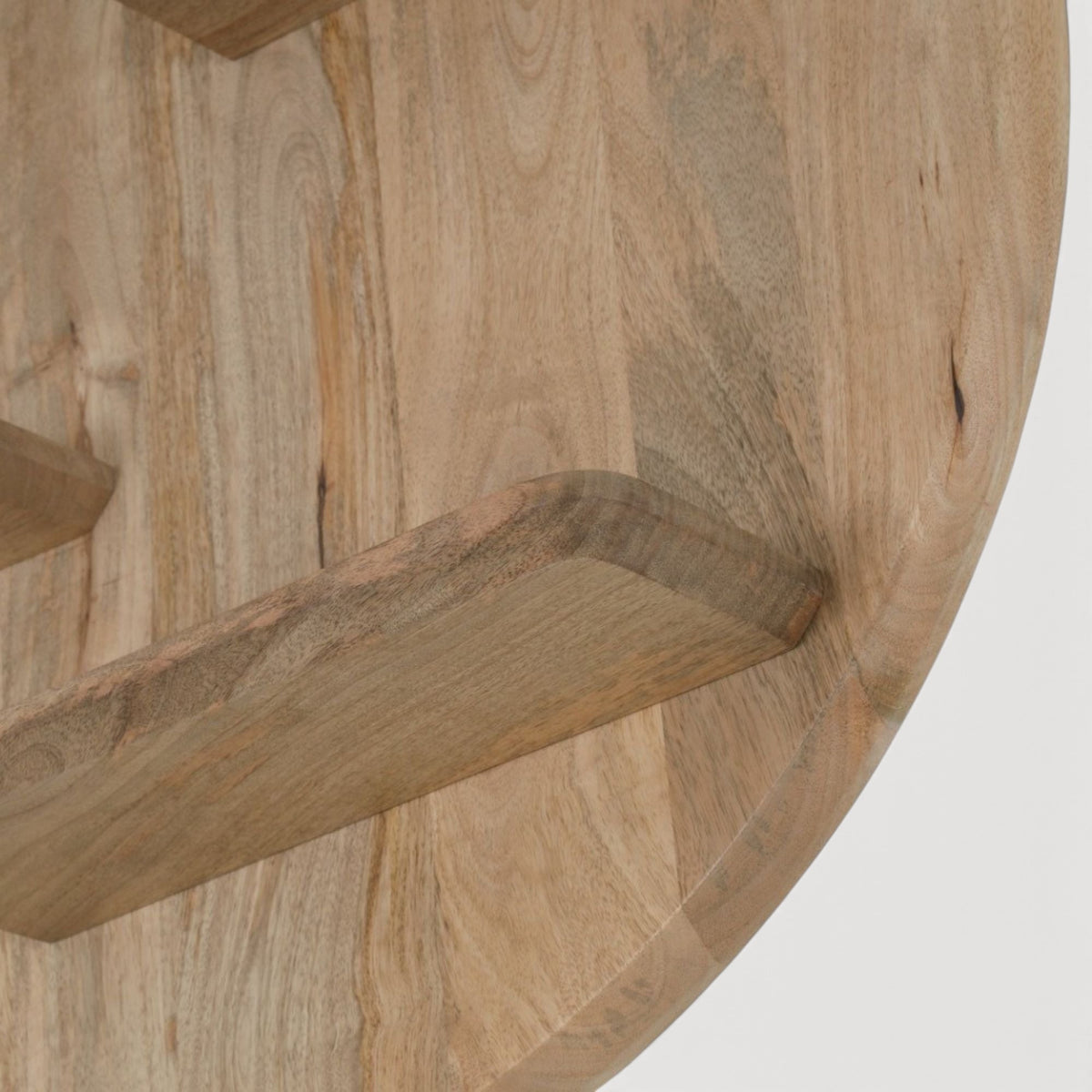 Rond Aika wandrek Kier van natuurlijk mangohout met zichtbare houtnerf en een minimalistisch design